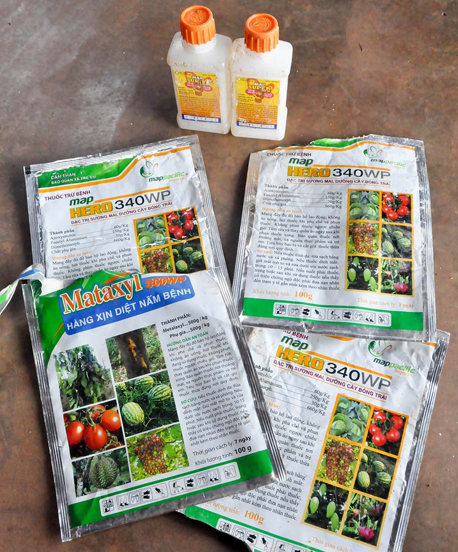 Vỏ thuốc mà gia đình ông Lắm còn giữ lại. Ảnh: Mai Ka Vỏ thuốc mà gia đình ông Lắm còn giữ lại. ẢẢnh: Mai Ka