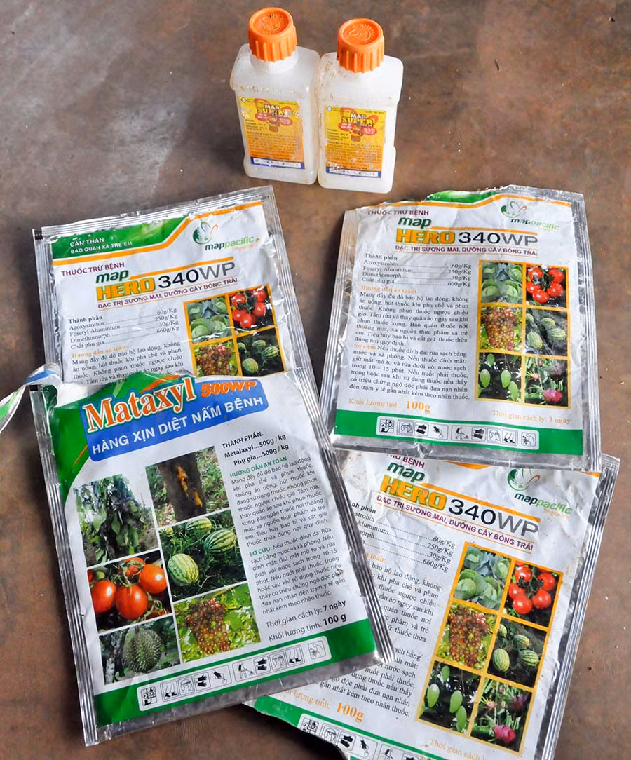 Vỏ thuốc mà gia đình ông Lắm còn giữ lại. ẢẢnh: Mai Ka