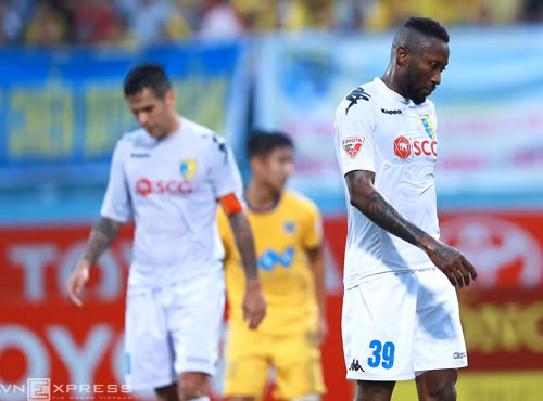 Samson và Gonzalo có một ngày thi đấu thất vọng khi bỏ lỡ những cơ hội ngon ăn.