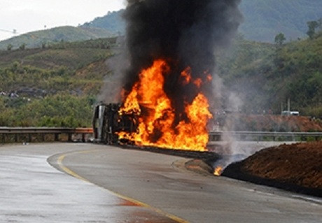  Hiện trường vụ xe bồn bị lật và bốc cháy. Ảnh: Duy Tân