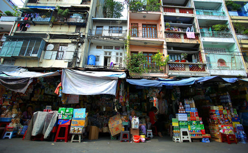 Hàng hóa bày bán tại Chợ cũ Tôn Thất Đạm tràn xuống lòng đường.