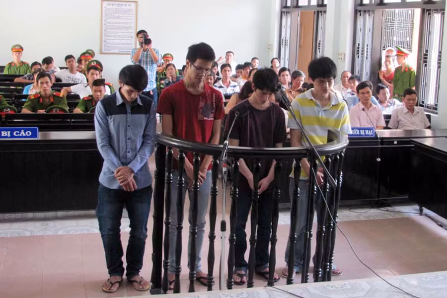 Bốn kẻ quay phim tống tiền CSGT Công an tỉnh Thừa Thiên-Huế trước vành móng ngựa lãnh án tù. Ảnh: Bùi Oanh