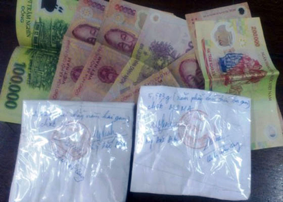 Tang vật 2 vụ án mua bán và tàng trữ trái phép chất ma túy do Phòng Cảnh sát Điều tra tội phạm về Ma túy Công an Thừa Thiên-Huế bắt giữ. Ảnh: Bùi Oanh Tang vật 2 vụ án mua bán và tàng trữ trái phép chất ma túy do Phòng Cảnh sát Điều tra tội phạm về Ma túy Công an Thừa Thiên-Huế bắt giữ. Ảnh: Bùi Oanh