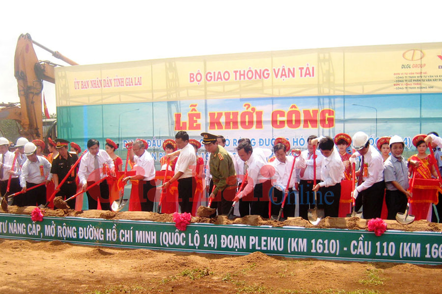 Khởi công quốc lộ 14 đoạn từ Pleiku đi Cầu 110. Ảnh: Hà Duy Khởi công quốc lộ 14 đoạn từ Pleiku đi Cầu 110. Ảnh: Hà Duy