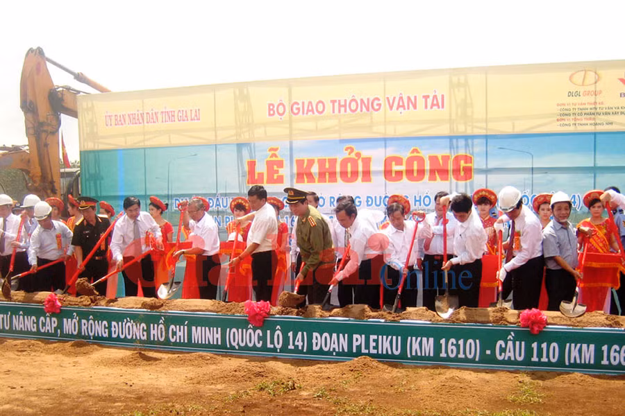 Khởi công quốc lộ 14 đoạn từ Pleiku đi Cầu 110. Ảnh: Hà Duy Khởi công quốc lộ 14 đoạn từ Pleiku đi Cầu 110. Ảnh: Hà Duy