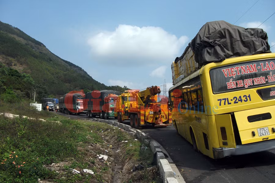 Lắp hộp đen để giám sát phương tiện vận tải. Ảnh: Lê Anh