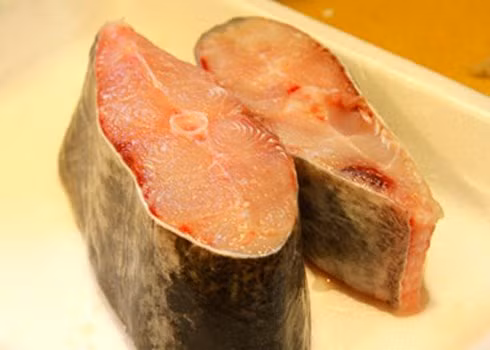 Những loại cá da trơn như cá ba sa, cá trê, cá hú.... cách làm sạch chất nhầy hiệu quả nhất là sử dụng tro bếp, muối hột hoặc nước nóng...