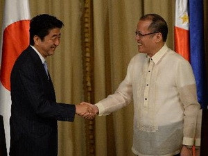 Tổng thống Philippin Benigno Aquino phải) và Thủ tướng Shinzo Abe sau khi đọc tuyên bố chung ở Cung Malacanang.