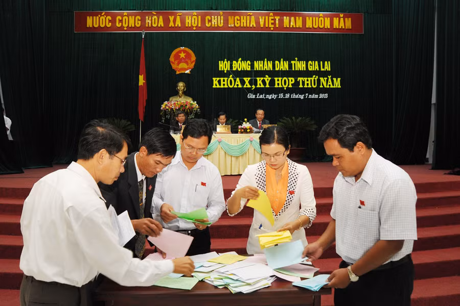 Ban Kiểm phiếu làm việc tại kỳ họp. Ảnh: Nguyễn Giác