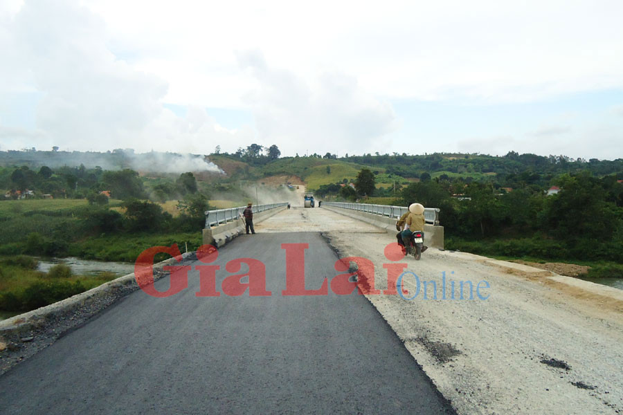 Đường Trường Sơn Đông-đoạn qua huyện Kbang. Ảnh: Thất Sơn