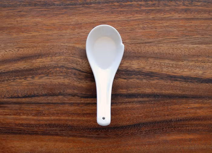 Chiếc muỗng được vát góc.