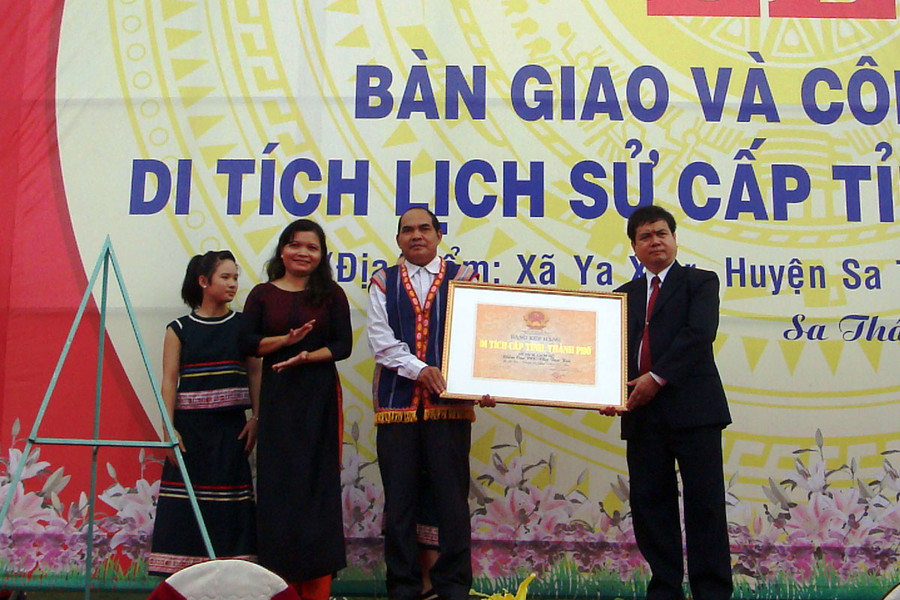 Đón nhận bằng di tích lịch sử cấp tỉnh. Ảnh: Hoài Trần