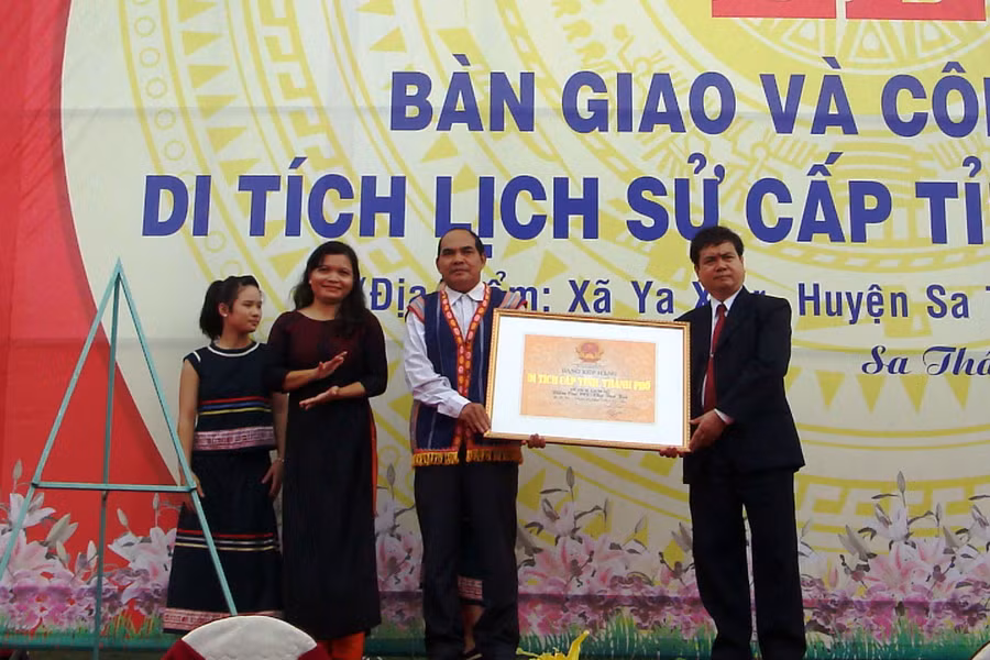 Đón nhận bằng di tích lịch sử cấp tỉnh. Ảnh: Hoài Trần