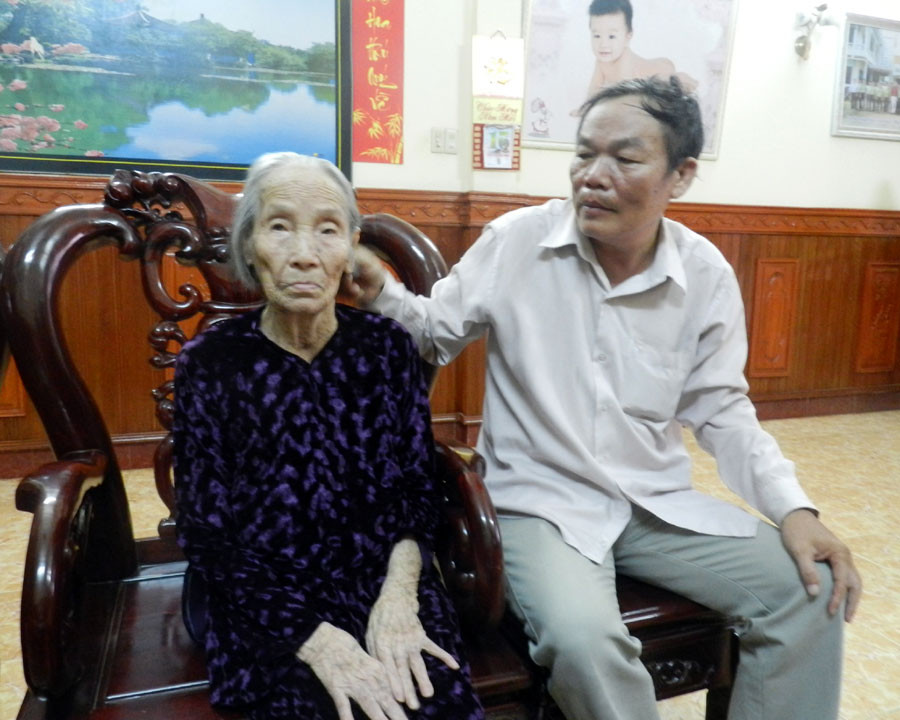  Anh Nguyễn Tấn Việt bên mẹ Việt Nam anh hùng Phạm Thị Lộc. Ảnh: Trường An