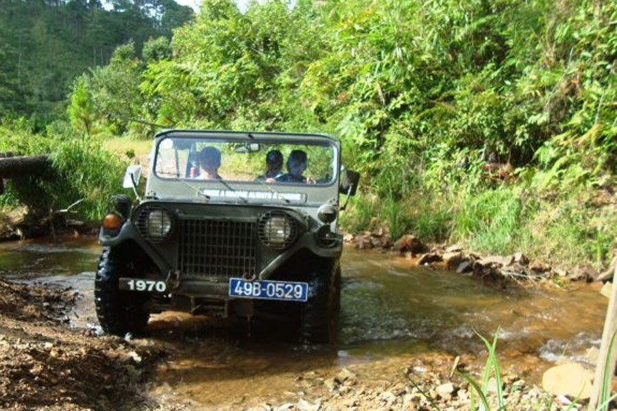 Xe Jeep địa hình. Ảnh: K.D Xe Jeep địa hình. Ảnh: K.D