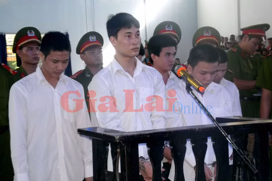 Các bị cáo trước vành móng ngựa. Ảnh: Quang Trung