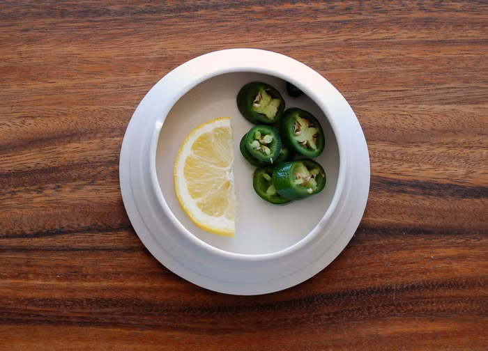 Tầng 1 trên cùng dành cho chanh và ớt.