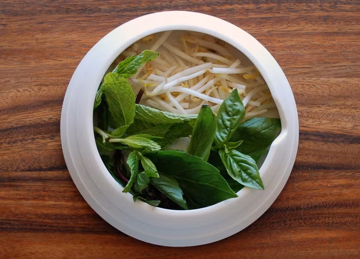 Tầng 2 dành cho rau thơm và giá.