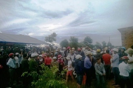 Người dân hiếu kỳ đến xem cơ quan chức năng vớt xác bà Cử. Người dân hiếu kỳ đến xem cơ quan chức năng vớt xác bà Cử.