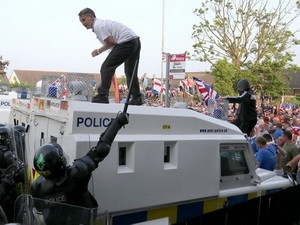 Cảnh sát đã bố trí 7 xe bọc thép để ngăn cản đám đông người biểu tình.