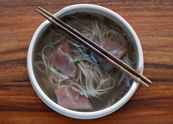  Tầng dưới cùng là tô phở với khe nhỏ để xếp đôi đũa.