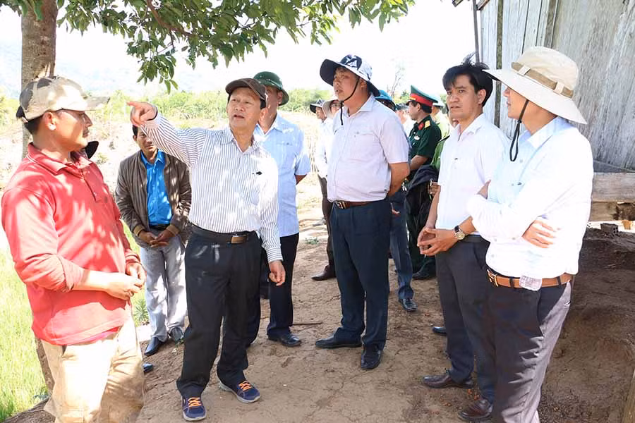 Bí thư Tỉnh ủy Dương Văn Trang đi kiểm tra thực tế rừng giao khoán cộng động làng Đta