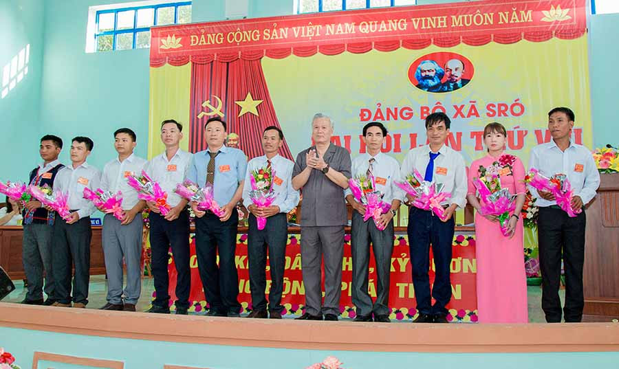  Bí thư Huyện ủy Kông Chro Trần Cao Nguyên (thứ 5 từ phải sang) tặng hoa chúc mừng Ban Chấp hành Đảng bộ xã Sró nhiệm kỳ 2020-2025. Ảnh: N.M