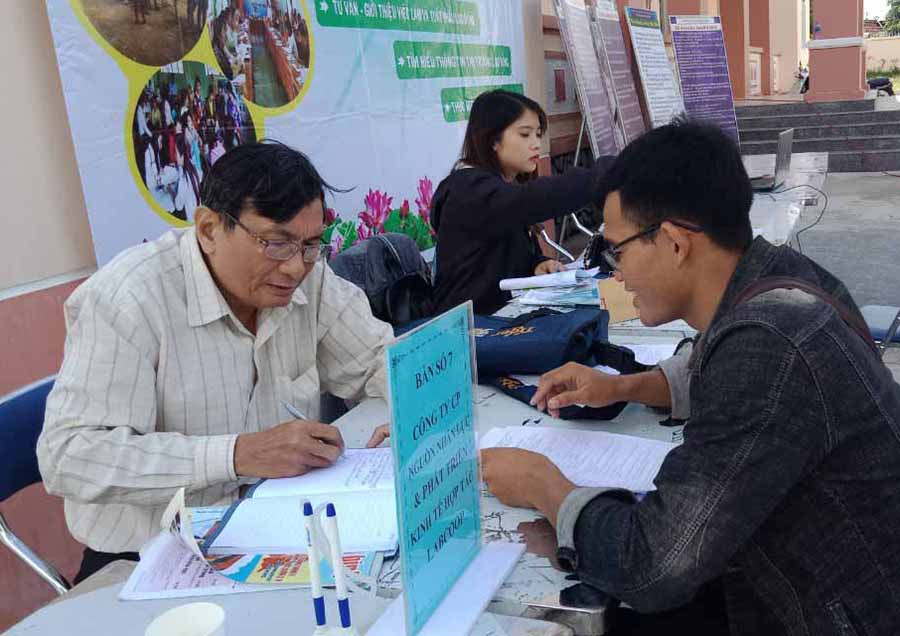  Người lao động tìm việc làm tại Sàn giao dịch việc làm tỉnh. Ảnh: Đ.Y