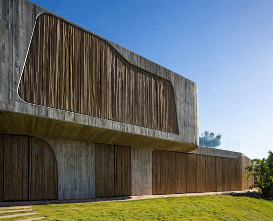 Villa Mediterraneo là tòa nhà đương đại tuyệt vời nằm ở Ibiza được thiết kế và xây dựng bởi studio kiến ​​trúc Metroarea. Nó trông đơn giản và thân thiện với phần mặt tiền được bao phủ đa phần bằng tre.