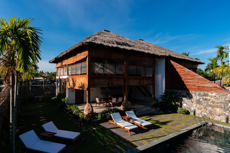  Mái nhà lợp bằng lá dừa nước, hạn chế xây tường rào xung quanh mà thay vào đó là những tấm rèm có thể đóng mở tự do.