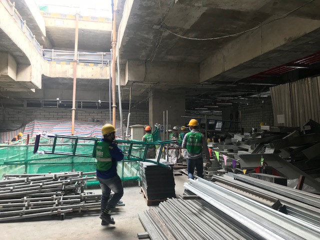 Trong cái nắng chói chang của TP.HCM mùa khô, dưới đường hầm, các công nhân vẫn khẩn trương làm việc.