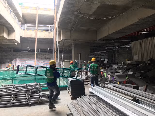 Trong cái nắng chói chang của TP.HCM mùa khô, dưới đường hầm, các công nhân vẫn khẩn trương làm việc.