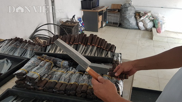 Nhờ áp dụng công nghệ 4.0 vào sản xuất sản phẩm truyền thống, không những ông Quang khôi phục được nghề rèn truyền thống của làng mà còn vươn lên làm giàu.