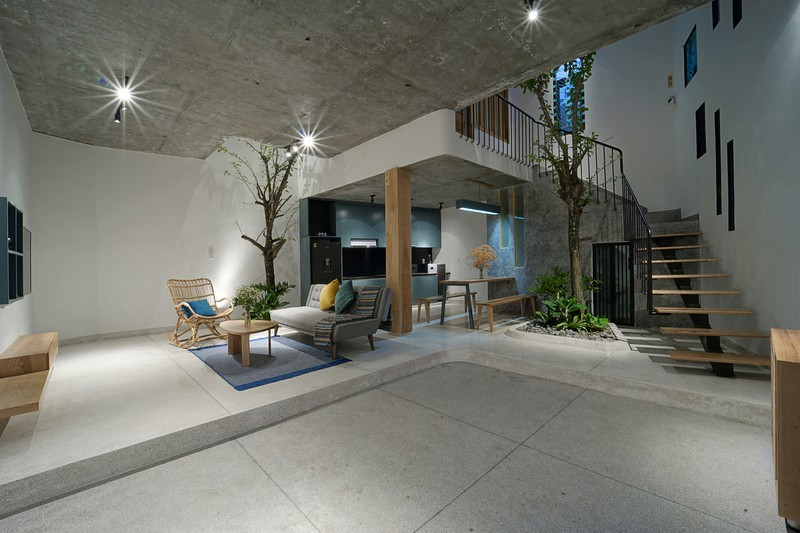 Bên cạnh đó, tất cả các phòng trong ngôi nhà sẽ được kết nối bởi hai sân thượng chiếm 1/3 diện tích ngôi nhà. Không gian này sẽ đóng vai trò như lá phổi tự nhiên, điều hòa nhiệt độ bên trong. Bên cạnh đó, tất cả các phòng trong ngôi nhà sẽ được kết nối bởi hai sân thượng chiếm 1/3 diện tích ngôi nhà. Không gian này sẽ đóng vai trò như lá phổi tự nhiên, điều hòa nhiệt độ bên trong.