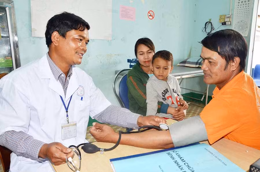  Bác sĩ Nay Nhơm tận tình khám bệnh cho người dân. Ảnh: Đ.P
