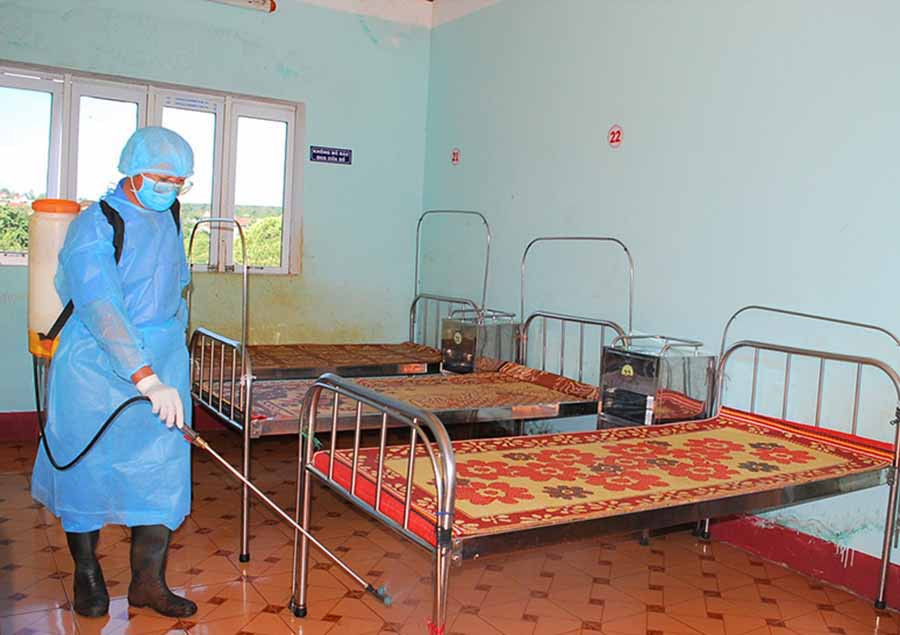Trung tâm Y tế thuộc Công ty TNHH một thành viên Cao su Chư Prông phun thuốc tiêu độc, khử trùng tại khu vực điều trị bệnh. Ảnh: Đ.Y Trung tâm Y tế thuộc Công ty TNHH một thành viên Cao su Chư Prông phun thuốc tiêu độc, khử trùng tại khu vực điều trị bệnh. Ảnh: Đ.Y
