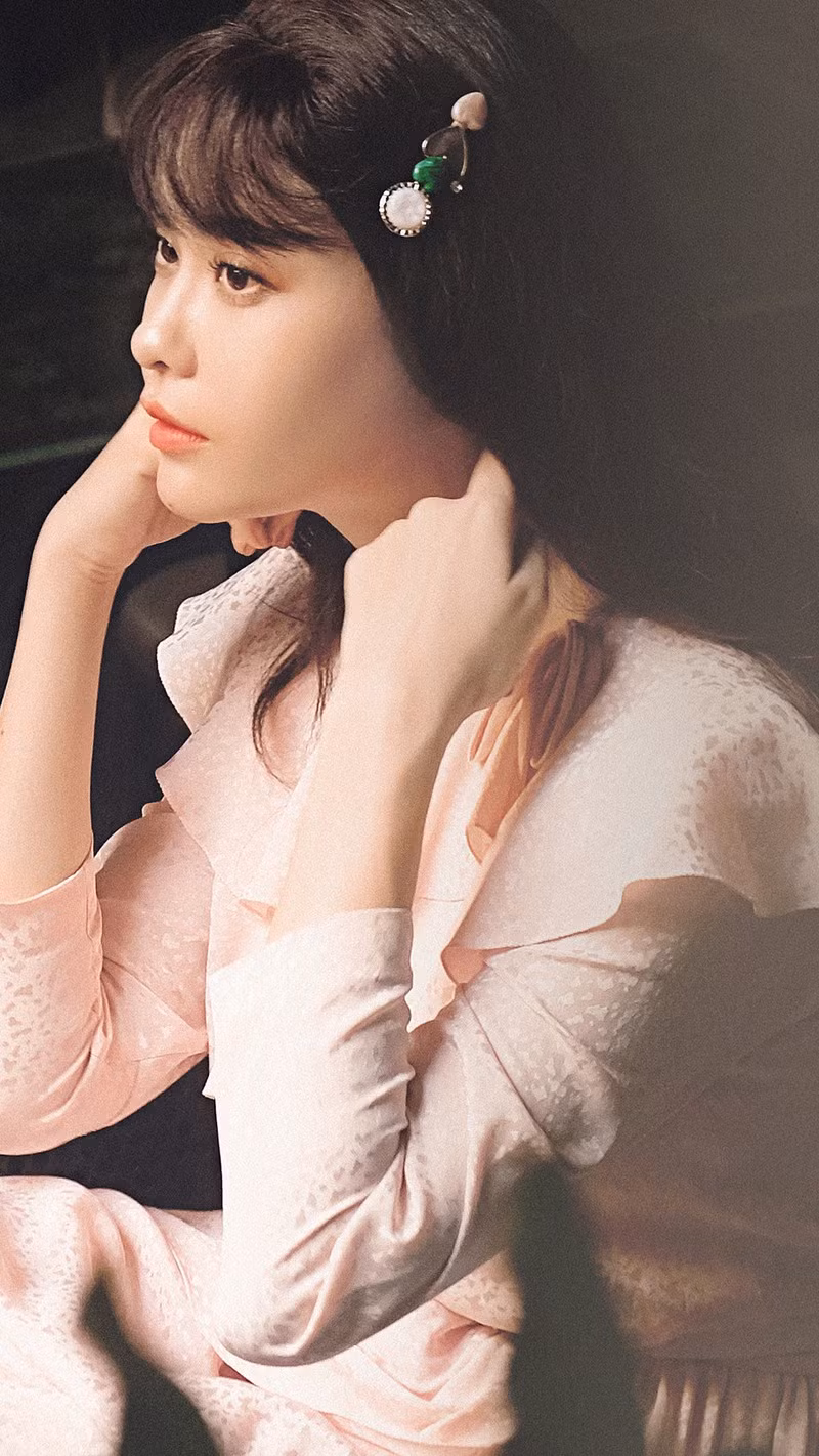 Cùng với hai chàng “soái ca” Hoàng Đỗ và Trương Minh Thảo, Trương Quỳnh Anh đã có thể khoe trọn nét đẹp trong sáng, thùy mị, rất đỗi dịu dàng và đầy nữ tính trong bộ ảnh này.