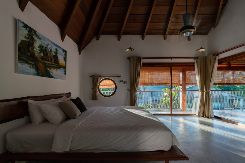 Rèm cửa mang đến những giây phút riêng tư trong phòng ngủ. Một bức tranh đầu giường gợi lên khung cảnh yên bình, để các thành viên dễ dàng đi vào giấc ngủ.