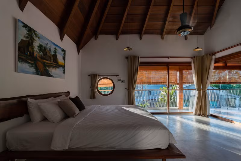 Rèm cửa mang đến những giây phút riêng tư trong phòng ngủ. Một bức tranh đầu giường gợi lên khung cảnh yên bình, để các thành viên dễ dàng đi vào giấc ngủ.