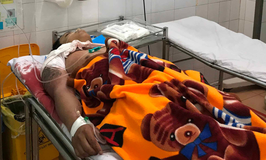 Anh Sang đang được cấp cứu tại Bệnh viện Đa khoa tỉnh. Ảnh: Văn Ngọc