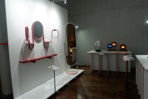 Bộ gương sơn mài (trái) của nghệ sỹ Marie Aurore được đánh giá cao với đặc trưng là các dải ruy-băng kim loại, tính đa chức năng và hiệu ứng sơn mài độc đáo trên bề mặt sau của gương. (Ảnh: CTV/Vietnam+) Bộ gương sơn mài (trái) của nghệ sỹ Marie Aurore được đánh giá cao với đặc trưng là các dải ruy-băng kim loại, tính đa chức năng và hiệu ứng sơn mài độc đáo trên bề mặt sau của gương. (Ảnh: CTV/Vietnam+)