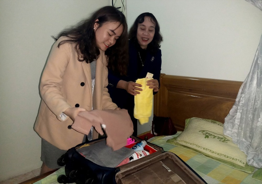 Thanh Ngọc cùng mẹ chuẩn bị những tư trang, vật dụng cá nhân, sẵn sàng cho ngày nhập ngũ. Ảnh: Quách Du 