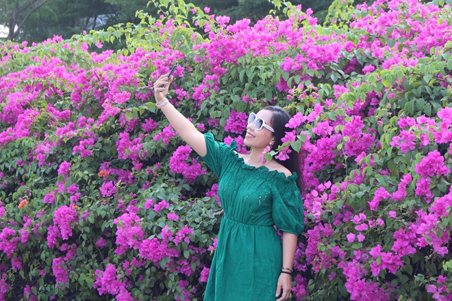 Người dân đi đường cũng ghé vào để 