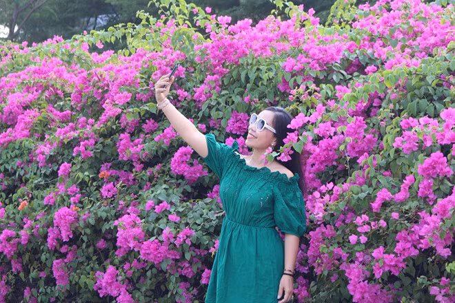 Người dân đi đường cũng ghé vào để 