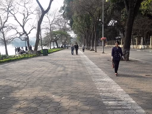 Hồ Gươm - địa điểm đi chơi thú vị cho ngày Valentine. Ảnh: ST. 