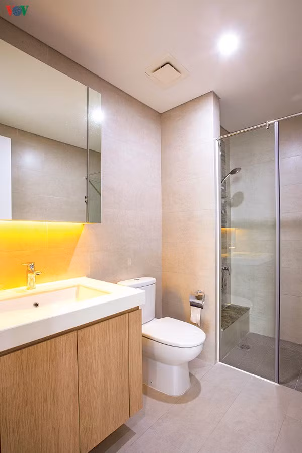 Khu vệ sinh được thiết kế với tông màu sáng cho cảm giác rộng rãi. Các thiết bị đầy đủ và hiện đại phù hợp với tính chất căn hộ.