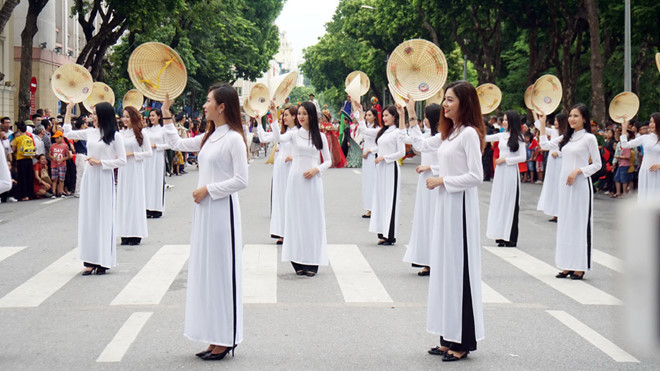Áo dài trở nên thân thuộc và đi vào đời sống cộng đồng - Ảnh: Ngọc Thắng Áo dài trở nên thân thuộc và đi vào đời sống cộng đồng - Ảnh: Ngọc Thắng