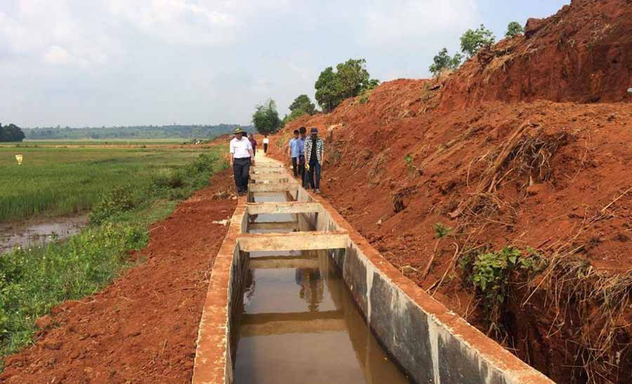  Cán bộ nông nghiệp huyện Đak Đoa kiểm tra kênh dẫn nước Djrông (xã A Dơk). Ảnh: L.N