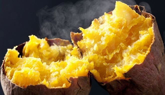 Ăn khoai lang nướng hoặc luộc sẽ giúp bổ sung vitamin A cần thiết cho cơ thể. Ảnh: T. L.