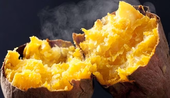 Ăn khoai lang nướng hoặc luộc sẽ giúp bổ sung vitamin A cần thiết cho cơ thể. Ảnh: T. L.